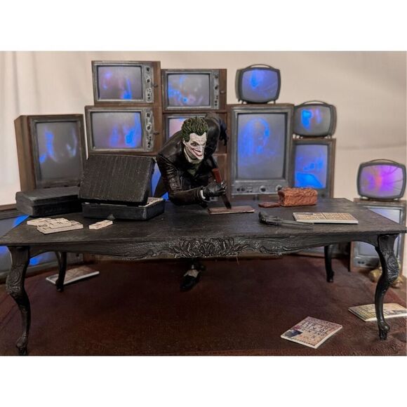 Batman Arkham Origins Collector's Edition Joker Statue With Illuminating TVs/201 - Picture 4 of 16
